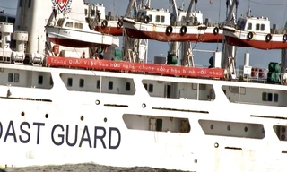 Tàu Trung Quốc tại Hoàng Sa ngày 11/7 mang khẩu hiệu hoàn toàn trái ngược với việc làm của họ trên thực tế. Ảnh: Mạnh Thường