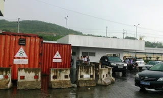 Các thùng phuy và thiết bị trong hai container chứa máy biến thế và 7.000 lít dầu biến thế sẽ được chằng chống chặt vào hôm nay 26/8. Ảnh: Đỗ Hoàng