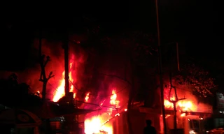 Đám cháy bùng phát dữ dội