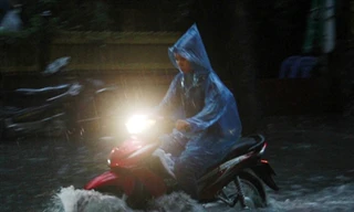 Mưa to tắc đường, ngập sâu ở nhiều nơi