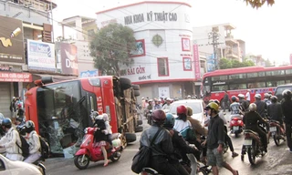 Hai xe khách 'cùng mẹ' đâm nhau, lật giữa phố