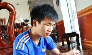 Cậu sinh viên biến đồ phế thải thành tranh