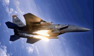 F-15SE của Mỹ 'tấn công' tàu khu trục Hải quân Anh