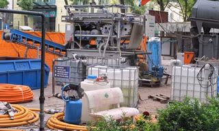 Thiết bị hút bùn hồ Gươm đang phơi nắng