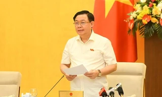 Chủ tịch Quốc hội Vương Đình Huệ phát biểu tại phiên họp.