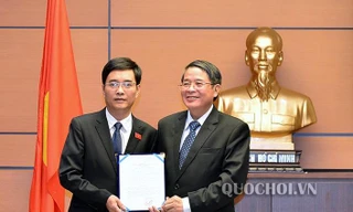 Chủ nhiệm Ủy ban Tài chính, Ngân sách Nguyễn Đức Hải trao Nghị quyết của Ủy ban Thường vụ Quốc hội cho ông Hoàng Quang Hàm. Ảnh QH 