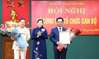 Bí thư Tỉnh ủy Thái Nguyên trao quyết định và chúc mừng ông Trịnh Việt Hùng và Bùi Đức Hải. Ảnh VGP 