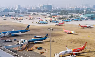 Chính phủ thống nhất giữ giá trần vé máy bay và sách giáo khoa 