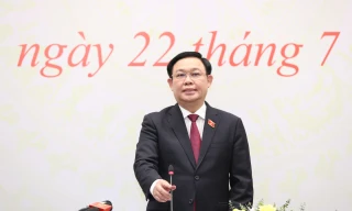 Chủ tịch Quốc hội Vương Đình Huệ tại buổi gặp mặt báo chí. Ảnh PV