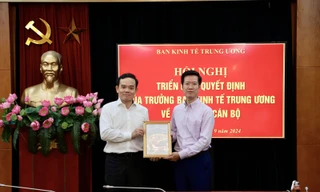 Trưởng Ban Kinh tế Trung ương Trần Lưu Quang trao quyết định bổ nhiệm tân Vụ trưởng