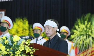 Ông Lê Minh Diễn, con trai nguyên Tổng Bí thư Lê Khả Phiêu gửi lời cảm ơn tới Đảng, Nhà nước và nhân dân đã dành sự quan tâm, đến viếng và tiễn đưa cố Tổng Bí thư về nơi an nghỉ cuối cùng. Ảnh: Như Ý