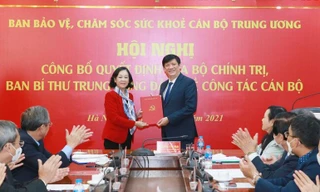 Trưởng Ban Tổ chức Trung ương Trương Thị Mai trao Quyết định cho ông Nguyễn Thanh Long, Bộ trưởng Bộ Y tế kiêm giữ chức Trưởng Ban Bảo vệ, chăm sóc sức khoẻ cán bộ Trung ương.