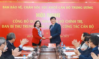 Trưởng Ban Tổ chức Trung ương Trương Thị Mai trao Quyết định cho ông Nguyễn Thanh Long, Bộ trưởng Bộ Y tế kiêm giữ chức Trưởng Ban Bảo vệ, chăm sóc sức khoẻ cán bộ Trung ương.