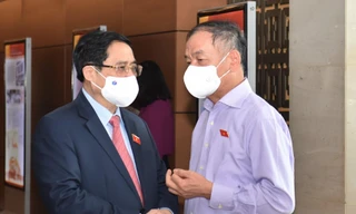 Các đại biểu trao đổi bên hành lang Quốc hội. Ảnh Như Ý