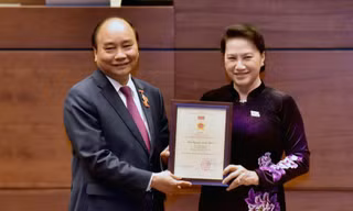 Chủ tịch Quốc hội Nguyễn Thị Kim Ngân trao Kỷ niệm chương tặng Thủ tướng Chính phủ Nguyễn Xuân Phúc. Ảnh ĐBND 