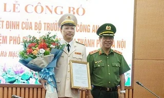 Trung tướng Đoàn Duy Khương trao quyết định và chúc mừng Đại tá Nguyễn Hồng Ky. Ảnh: Chinhphu.vn 