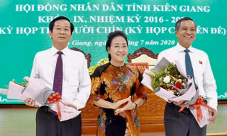 Ông Đỗ Thanh Bình (phía trái) Chủ tịch UBND tỉnh Kiên Giang, nhiệm kỳ 2016 - 2021. (Ảnh: UBND tỉnh Kiên Giang) 