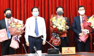 Bộ trưởng Bộ Nội vụ trao quyết định cho các cá nhân vừa được điều động, bổ nhiệm. Ảnh BNV