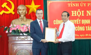 Phó Trưởng ban Thường trực Ban Tổ chức Trung ương Nguyễn Thanh Bình trao Quyết định của Bộ Chính trị, chuẩn y đồng chí Phạm Đại Dương, Phó Bí thư Tỉnh ủy, Chủ tịch Ủy ban nhân dân tỉnh Phú Yên giữ chức Bí thư Tỉnh ủy Phú Yên. Ảnh VGP