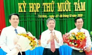 Bí thư Tỉnh ủy Trà Vinh Ngô Chí Cường chúc mừng ông Lê Thanh Bình và ông Nguyễn Quỳnh Thiện. Ảnh: A.M.