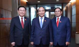 Chủ tịch Quốc hội Vương Đình Huệ, Chủ tịch nước Nguyễn Xuân Phúc và Thủ tướng Chính phủ Phạm Minh Chính tại kỳ họp Quốc hội. Ảnh Như Ý