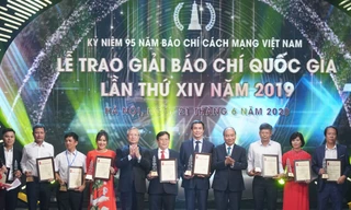 Thủ tướng cùng các đại biểu tham dự Lễ trao giải Báo chí Quốc gia. Ảnh CP