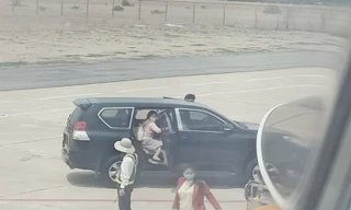 Xe biển xanh vào tận chân máy bay đón Phó bí thư Phú Yên cùng người nhà