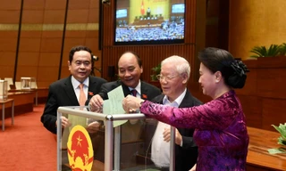 Các đại biểu bỏ phiếu kiện toàn nhân sự. Ảnh Như Ý