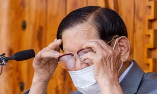 Giáo chủ Tân Thiên Địa Lee Man-hee lau nước mắt trong cuộc họp báo chiều 2/3. Ảnh: Kookmin Ilbo