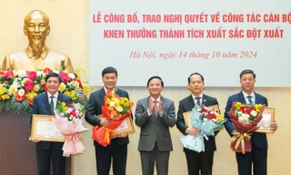 Công bố Nghị quyết của Ủy ban Thường vụ Quốc hội về công tác cán bộ và khen thưởng thành tích xuất sắc