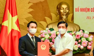 Tổng Thư ký Quốc hội Bùi Văn Cường trao Quyết định bổ nhiệm cho Phó Giám đốc Trung tâm Bồi dưỡng đại biểu dân cử Vũ Văn Hoàng Hà (Ảnh: QH)