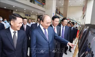 Thủ tướng Nguyễn Xuân Phúc và các đại biểu tham quan Trưng bày ảnh kỷ niệm 75 năm Ngày thành lập Thông tấn xã Việt Nam (15/9/1945-15/9/2020). Ảnh: Thống Nhất/TTXVN 