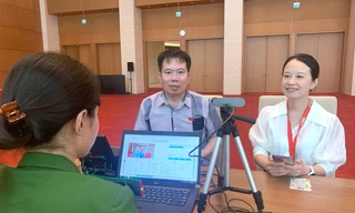 Cán bộ công an cấp định danh điện tử cho đại biểu ngay tại Nhà Quốc hội