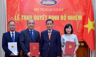 Thứ trưởng Lê Hoài Trung trao quyết định cho các cán bộ.