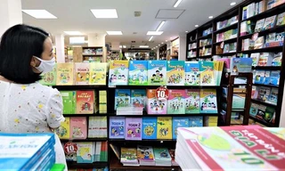 Nhiều nhà xuất bản sách giáo khoa nhưng 'giá không giảm lại còn tăng'