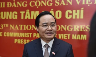 Bộ trưởng Bộ GD&ĐT Phùng Xuân Nhạ trả lời phỏng vấn báo chí bên hành lang Đại hội XIII của Đảng. ẢNH NHƯ Ý