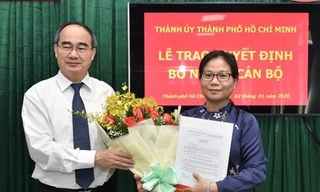 Bí thư Thành ủy TPHCM Nguyễn Thiện Nhân trao quyết định cho bà Lê Thị Thanh Thúy