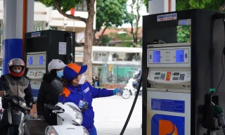 Ngoài thuế môi trường, đề xuất xem xét giảm thuế nhập khẩu với xăng 