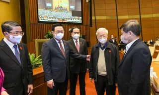 Khen thưởng là biện pháp thiết thực để khuyến khích cán bộ dám nghĩ, dám làm