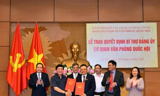 Lễ trao Quyết định chỉ định Bí thư Đảng ủy cơ quan Văn phòng Quốc hội và bàn giao công tác Đảng của Đảng bộ cơ quan Văn phòng Quốc hội. Ảnh Như Ý