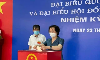 Bộ trưởng Phạm Thị Thanh Trà bỏ phiếu bầu cử tại phường Xuân Tảo, quận Bắc Từ Liêm, Hà Nội. Ảnh BNV 