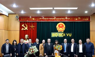 Bộ trưởng và các lãnh đạo Bộ Nội vụ chúc mừng tân Vụ trưởng