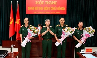 Thượng tướng Đỗ Căn trao quyết định và chúc mừng các cán bộ được bổ nhiệm chức vụ mới. Ảnh: VGP 