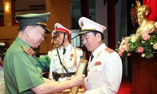 Bộ trưởng Tô Lâm trao Quyết định bổ nhiệm Thứ trưởng Bộ Công an cho ông Trần Quốc Tỏ.