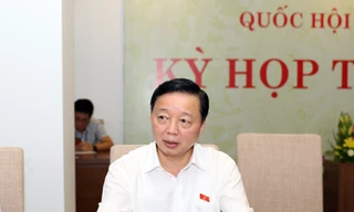 Bộ trưởng Bộ TN&MT Trần Hồng Hà trao đổi với phóng viên