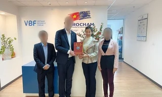 Bà Trần Huyền Trang (thứ hai từ phải sang) vừa được bổ nhiệm Phó giám đốc Sở KH&ĐT ở độ tuổi 31