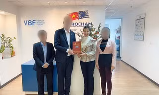 Bà Trần Huyền Trang (thứ hai từ phải sang) vừa được bổ nhiệm Phó giám đốc Sở KH&ĐT ở độ tuổi 31