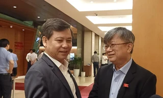 Viện trưởng VKSND Tối cao Lê Minh Trí và đại biểu Trương Trọng Nghĩa trao đổi bên hành lang Quốc hội sáng 1/4. Ảnh: LD