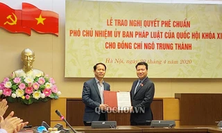 Trao Nghị quyết của Ủy ban Thường vụ Quốc hội phê chuẩn Phó Chủ nhiệm Ủy ban Pháp luật. Ảnh QH