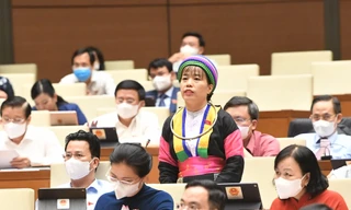 Đại biểu Quốc hội phát biểu tại phiên thảo luận chương trình mục tiêu quốc gia giảm nghèo bền vững. Ảnh Như Ý